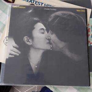 John Lennons och yoko onos album double fantasy säljs till mycket bra pris och skick. Några få repor på själva fodralet men inga på själva skivan. Låtar som beautiful boy(darling boy) och woman. Släppt 1980