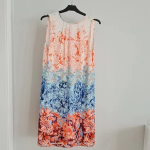 H&M sommarklänning - En fin sommarklänning som såväl kan användas på fest . Fint fall 70 kr exkl frakt