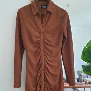 Långärmad brun klänning från Pieces i storlek S. Knälång. Strechig material. Använd endast 1 gång. Kan skickas annars finns i Malmö 💌🌼