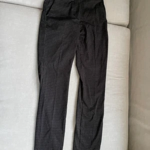 Rutiga kostymbyxor  - Rutiga kostymbyxor/ slacks med mal passform och hög midja. Resår baktill i midjan och stretchigt material Använt en gång / mycket fint skick