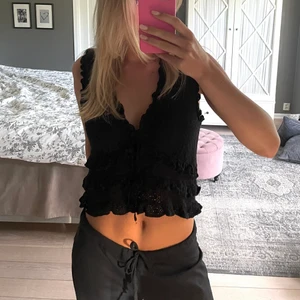 Sommartopp  - Säljer denna fina, virkade sommartopp från mango. Köpt förra säsongen men använd endast 2 gånger. Storlek M men passar en S. Nypris 399 kr.🥰