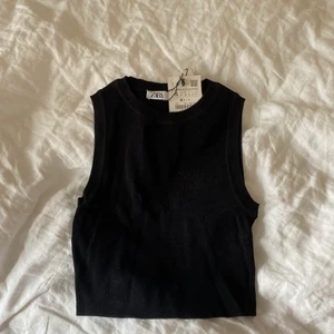 Svart topp från zara  - Gullig svart topp från zara🤍 aldrig använd!  Frakt tillkommer, kram Ebba🫶🏽