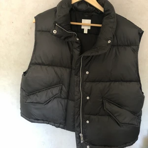 Väst - säljer en väst i nyskick då den är för stor för mig! 
