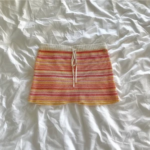 Pull&bear kjol - Storlek M, men skulle säga en S🧡 Ej använd och lapparna sitter kvar tror jag! 