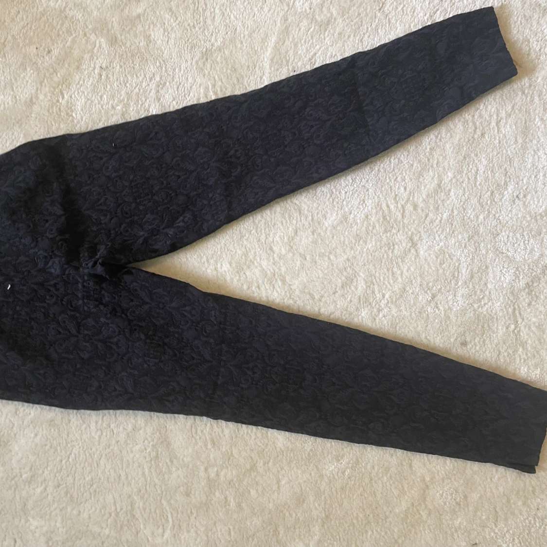 Nya svarta byxor med mönster  - 90