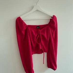 Croppad topp  - Croppad topp med rynkig detalj fram. Aldrig använd. Fint skick.