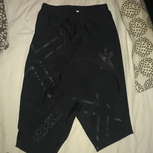 X-tights - Säljer mina 2xu tights. Dom är i storlek M men små i storlek så mer som S passar möjligtvis XS. Nypris är runt 600kr, säljs för 180kr!