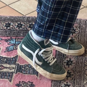 Gröna sk8 hi vans - Måste tyvärr sälja mina älskade gröna vans som tyvärr är preciiiis för små för mig. Köpte dom för 900 kr i mars. Dom är inte alls slitna bara lite smutsiga🥰 (kan självklart tvätta)