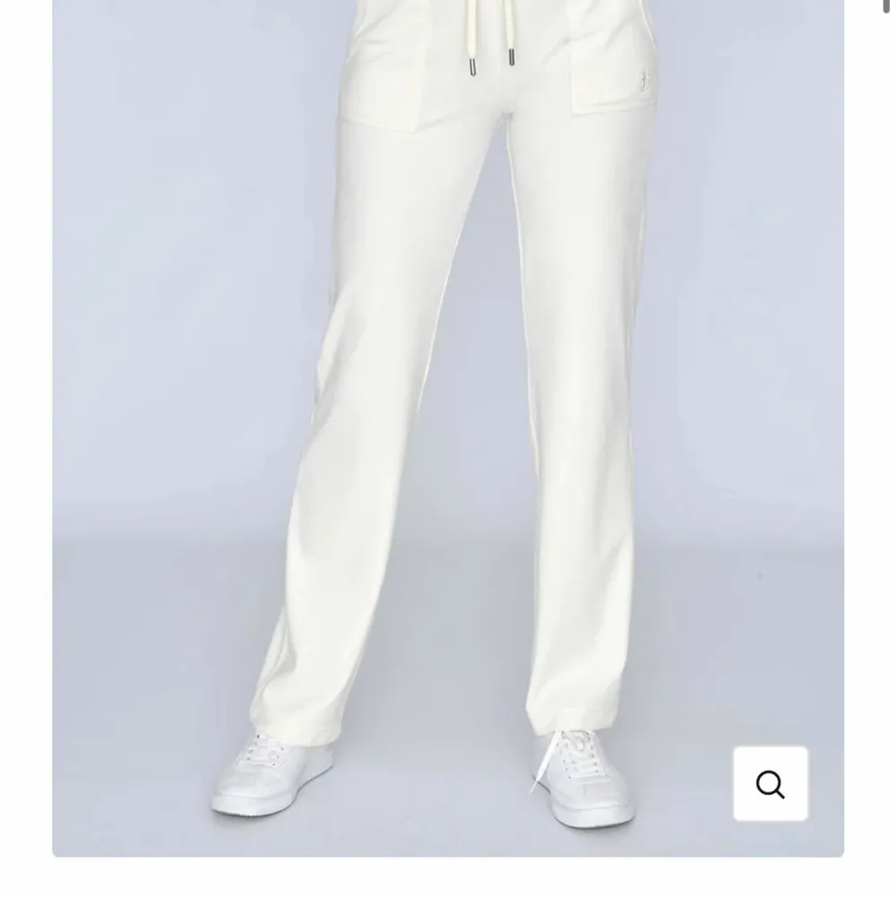 Säljer nu mina vita juicy couture i stl xxs.  Hör av er vid intresse och för fler bilder . Jeans & Byxor.