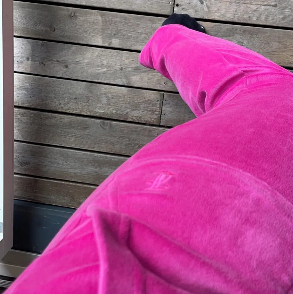 Juicycouture byxor i storlek L (sitter som M på mig) i bra skick. Köptes i vintras men kommer inte till användning längre. Pris går att diskutera, skriv för mer bilder eller frågor💕  ❌KÖP INTE DIREKT KOM PRIVAT❌. Jeans & Byxor.