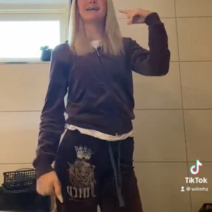 Juicy set  - Brunt juicyset! 🤎🤎Äkta fast annan modell utan fickor på byxorna. Står på lappen hur man tvättar, viktigt att följa. Storlek 36/S. Kontakta för mer bilder + högsta bud får settet. Pris kan diskuteras!! 