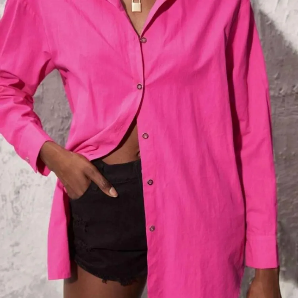 Hejsan! Här har jag en superfin rosa skjorta! Köpte den för ca en månad sen och tyvärr på passade den inte mig därför säljer jag den!  Pris kan alltid diskuteras! Frakt tillkommer 66kr! Står inte för post slarv!. Skjortor.