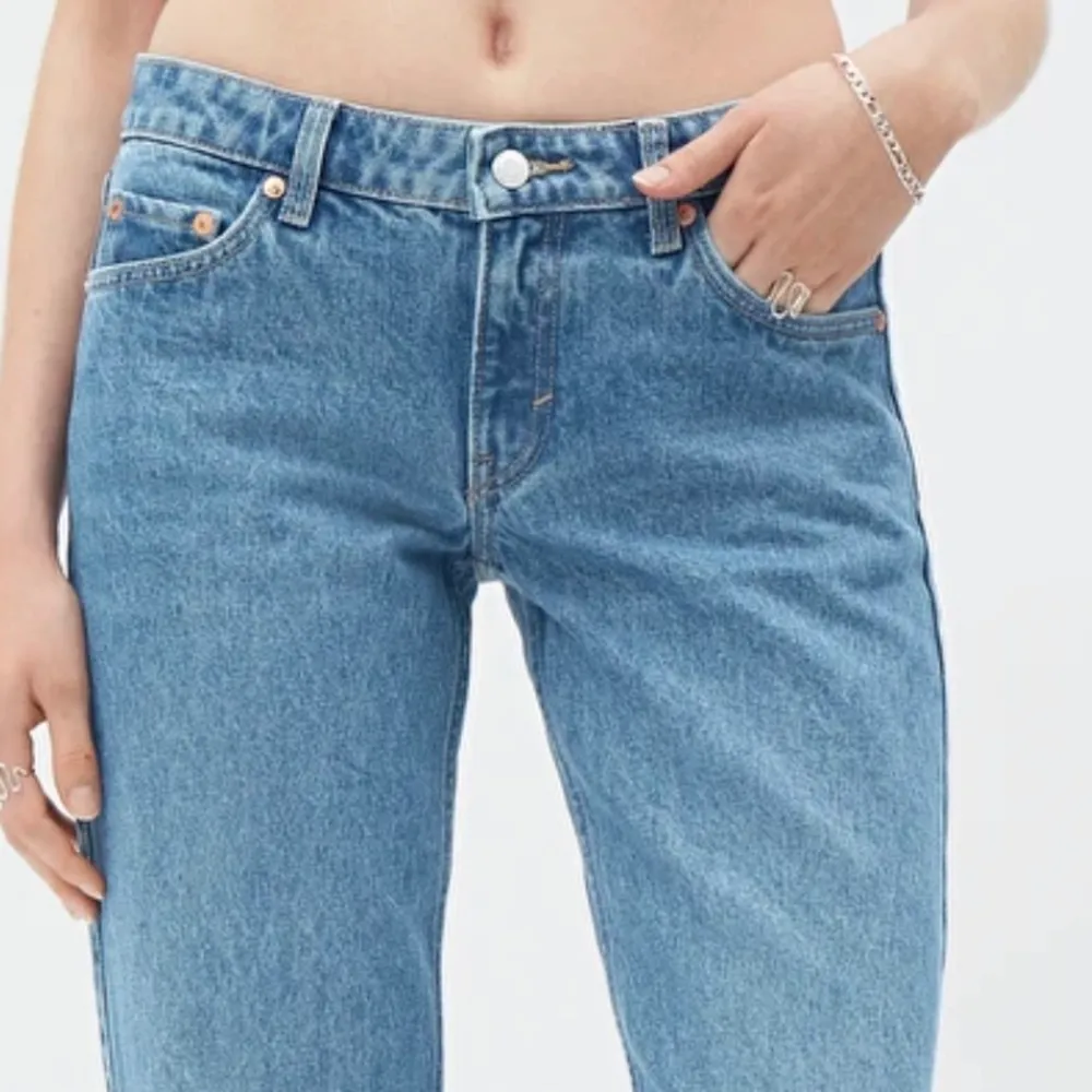 Säljer dessa lågmidjade jeans från weekday. Endast använda några gånger och i jättebra skick. Är 160cm och de passar perfekt i längd. Köptes för 500kr. Modell-arrow . Jeans & Byxor.