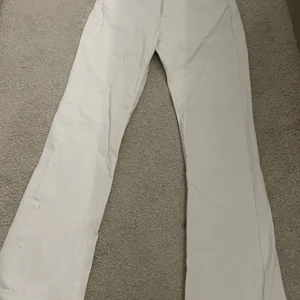 Vita jeans  - har andvänt dessa ett få tal gånger. Dessa har två små fläckar på sig som knappt syns, de är normalmidjade och flared. <3