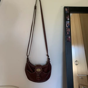 Axelbandsväska  - Najs väska som är typ ljusbrun! Bra skick🥰