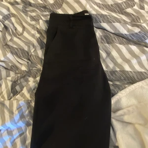 Kostymbyxor - Säljer dessa kostymbyxor ifrån madlady nypris 550 och jag säljer för 200kr+frakt som är 66kr. De är i bra skick och går att ha högmidjat och lågmidjat!