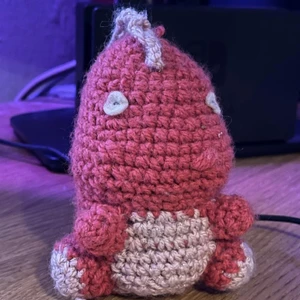 Dinosaorie - En söt virkad dinosaurie fins i flera olika färger går att göra i fler en dem på bilderna 50 för en standard och 70 med student hatt 