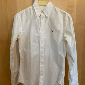 Vit damskjorta från Ralph Lauren i storlek XS