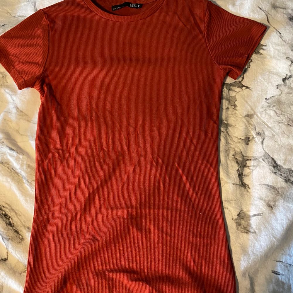 Ribbad röd T-shirt från lager 157 . T-shirts.