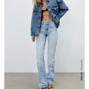 Jeansjacka💕 - Säljer denna så fina jeansjacka från zara!💕 helt slutsålt på hemsidan som du kan se på bilden💕 aldrig använd!💕 köparen står för frakten (66kr spårbar) men om man vill ha någon annan frakt är det bra att säga till💕 prefekt till  sommar kvällar eller i höst