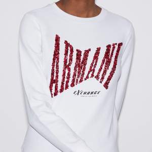 Säljer min Armani sweatshirt, den är storlek L och sitter fint oversized på mig som vanligtvis bär s/m. Den är sparsamt brukad och i ny skick. Armani står skrivet med röda paljetter och orginal priset var runt tusenlappen. 