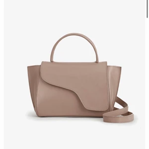 Atp väska - Säljer min såå fina atp ateiler väska😍🥲! Den är inte använd speciellt mycket så den är i väldigt fint skick! Hör av er vid frågor eller fler bilder🙌🏼💕 (nypris är 4200) pris kan diskuteras🌸 Kan mötas upp i Göteborg eller så står köparen för frakten😇