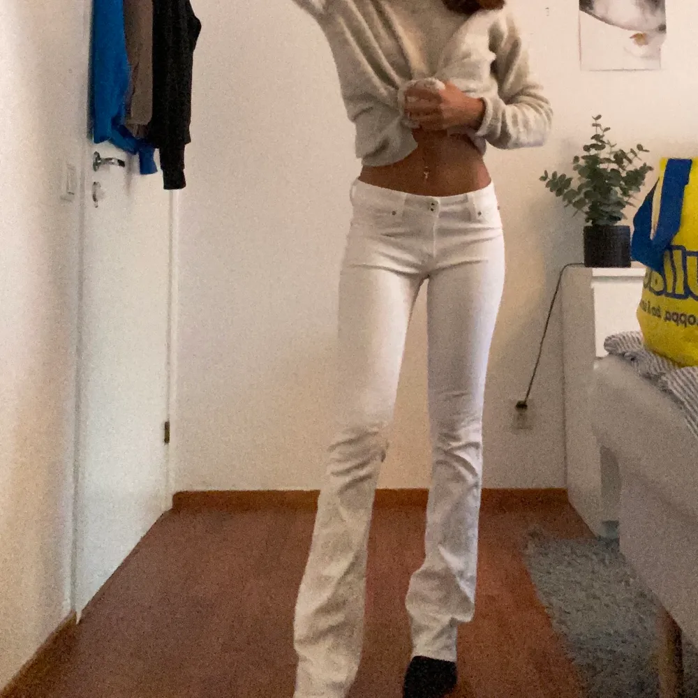 skit snygga lågmidjade jeans från Lee, säljer då de inte kommer till användning längre. Är bra i längd på mig som är runt 170💓köpare står för frakt💗. Jeans & Byxor.