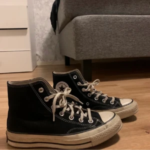 Converse - Säljer mina converse chonk 70 hi knappt använda i storlek 39, pris kan diskuteras super snygga men ej min stil💕 säljer dom för 600kr plus frakt, för fler bilder skriv till mig på dm eller här heter alicelarsenn på instagram💕