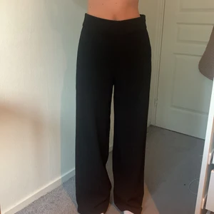 Kostymbyxor  - Säljer dessa snygga kostymbyxor från Gina då det är lite för stora för mig. Är 165cm lång.