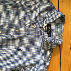 Rutig Ralph lauren skjorta - Herrstorlek M Har ett litet hål på ena sidan framtill (se bild 3) annars fin. Lättvättat material