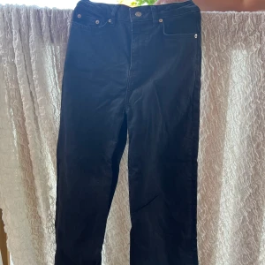 Aldrig använda endast testade  - I väldigt bra skick, vill bli av med ge bud. Säljer då jag har för många jeans. 