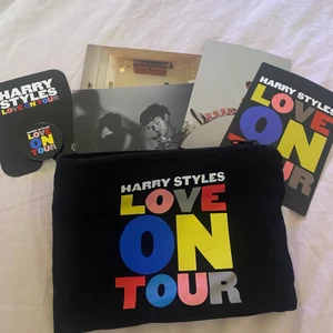 LOVE ON TOUR vip merch - Säljer min ena love on tour vip merch jag fick på konserten i stockholm, råkade få 2 st av allt. En necessär, en pop socket och 4 fina bilder🥹 Vill helst sälja allt tillsammans så det går tyvärr inte att köpa saker separat 