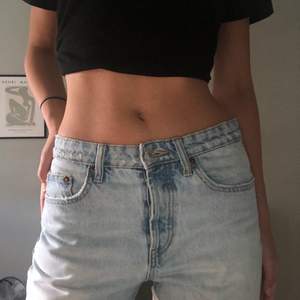 Superfina jeans från Zara. I storlek 36! 💕Köptes förra året för 359kr & är i väldigt bra skick! 💕 Säljes då dom inte kommer till någon använding!💞 Dom är straight & midrise! Sprättat bort fickorna! 160kr+frakt! ❤️‍🔥