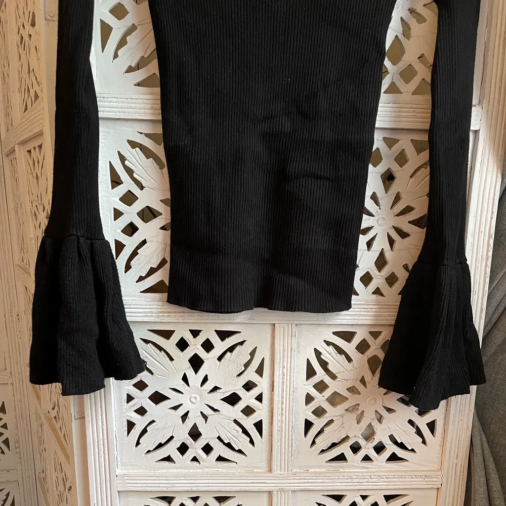 Ribbad offshoulder tröja med volangärmar från Gina Tricot. Säljs ej längre. Storlek S. Köpt för 399kr. . Tröjor & Koftor.