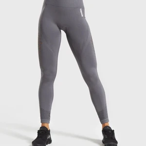 Gymshark grå energy seamless tights - Säljs ej längre på hemsidan i grå. Nypris 549 kr. Storlek XS. Sitter på bilden på mig som brukar ha S. Sista bilden är från hemsidan. Älskar dessa 😣❤️Supersmickrande på kroppen och formar bra! 💕