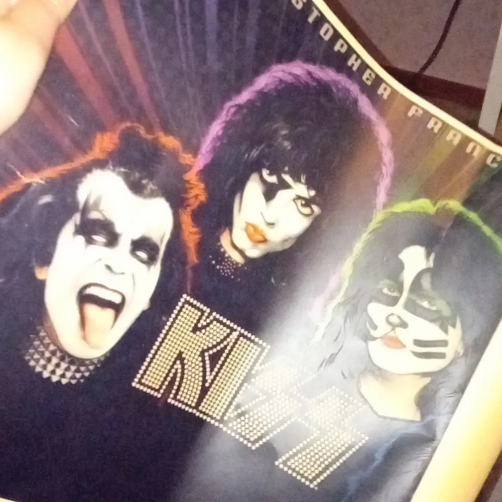 Kiss poster gjord av papper . Övrigt.