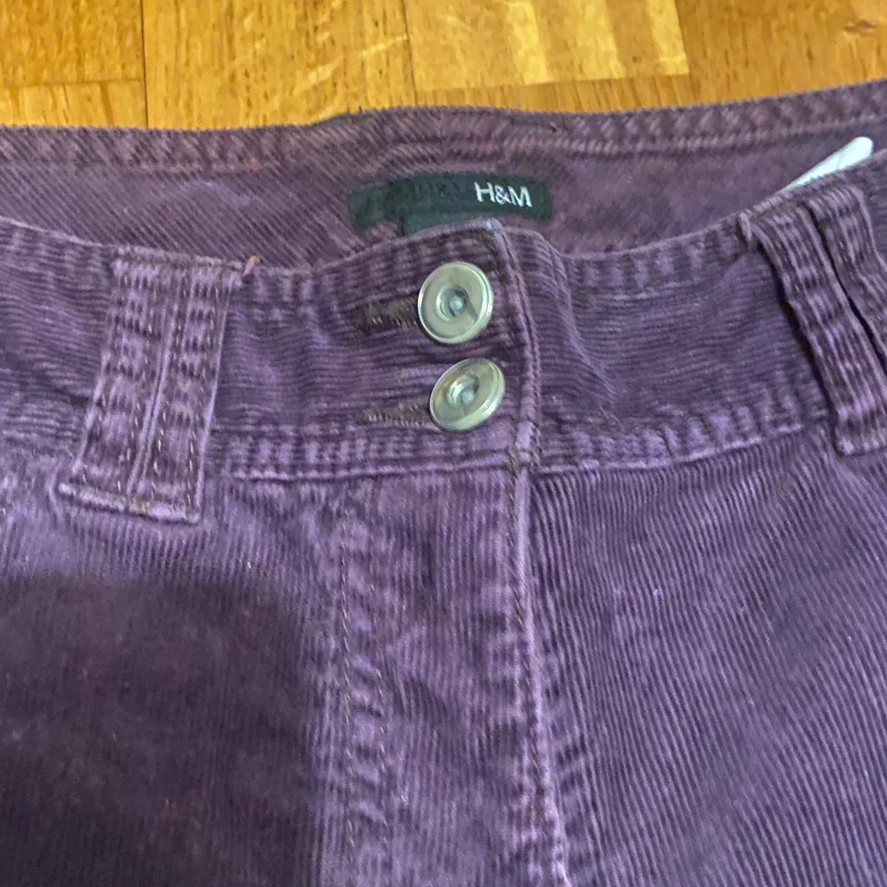 Ett par lila lågmidjade byxor från H&M som jag köpte begagnat men har aldrig används. . Jeans & Byxor.