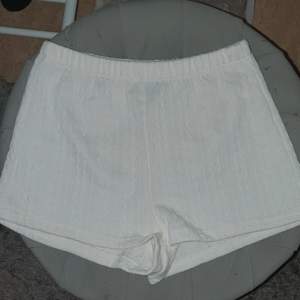 Ett par helt nya stickade shorts i storlek S. Fick hem men gillade tyvärr inte dem på mig så säljer vidare! :)