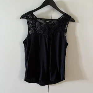 Svart topp - Svart topp med broderi på fram och baksidan 