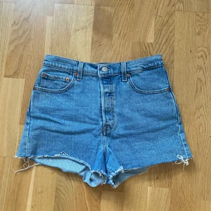 Shorts från Levis Strl 29 - Jeansshorts från Levis i Strl 29. Passar mig som vanligtvis har Strl M/38. Endast använda en gång. 