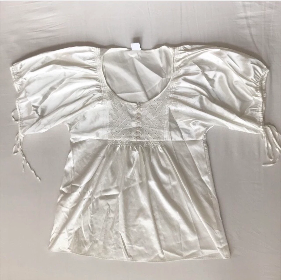 Sidenbluss med puffärmar 