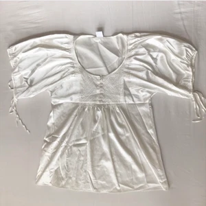 Sidenbluss med puffärmar  - Söt somrig blus med justerbara puffärmar ♡ Skriv helst innan du köper, är villig att diskutera pris och ställ gärna frågor ♡