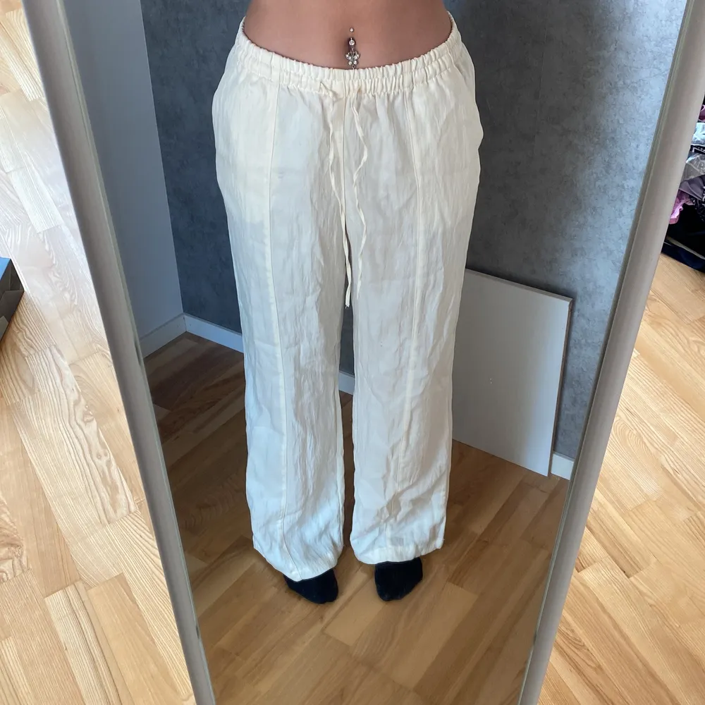 Säljer åt en vän. Hon köpte dem men har aldrig användt❤️ Byxorna är från zara och passar mig i längden som är 174.  Säljer för 320 + 49kr frakt . Jeans & Byxor.