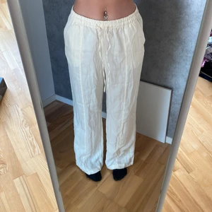 Oanvända linnebyxor  - Säljer åt en vän. Hon köpte dem men har aldrig användt❤️ Byxorna är från zara och passar mig i längden som är 174.  Säljer för 320 + 49kr frakt 