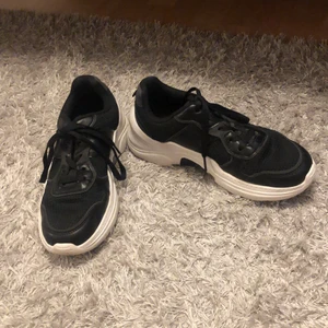 Skor - Säljer super sköna svarta skor från skopunkten. Använda ett fåtal gånger, nyskick. Storlek 38. Finns i Nässjö 💕