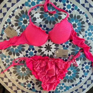 Bikini Formentera - Säljer detta så fina bikini sett, helt oandvänt med prislapparna kvar! Det går bra att köpa endast en av delarna. (150kr) båda delarna❤️ Överdel, Push up bikini Top Formentera: EU- 80A/75B/70C Underdel, Tie Bikini Bottoms Formentera: EU- M