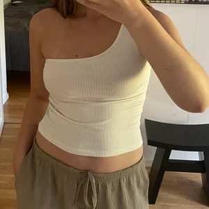 Vitt sommarlinne - Säljer detta linne från Gina Tricot i storlek s☺️ Den är i fint skick förutom några lösa sömmar. Köparen står för frakten💓💓