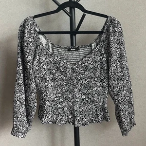 Blus/topp - Säljer denna blommiga blus/topp, använt 2 gånger endast och är därmed i perfekt skick! Säljer pågrund av att den inte kommer till använding.