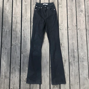 Jeans från NA-KD - Snygga svarta jeans, de är väldigt stretchiga och i bra skick!