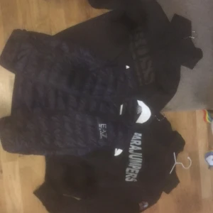 HOODIE OCH VÄST - Hugo boss hoodie, köpt för 1700kr och säljer för 1200kr. Bra skick✅ EA7 väst, köpt för 1600kr. Säljer för 1100kr. Ganska bra skick🤷🏽‍♂️ PARAJUMPER hoodie, Köpt för 3100kr, säljer för 2400, Jätte bra skick✅✅  